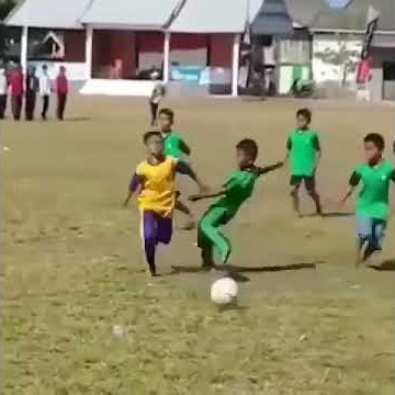 Reaksi anak kecil main bola anunya ketendang bikin ngakak