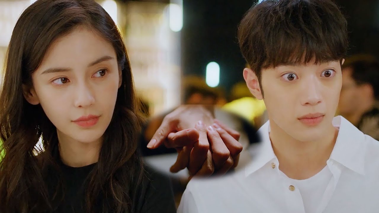 Сестра тайно взяла его руку под столом, от чего его сердце пропустило удар.