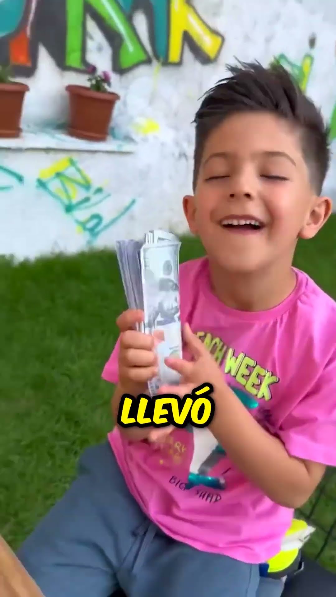 ¡Lo desafían a hacer un bottle flip por un premio! ?