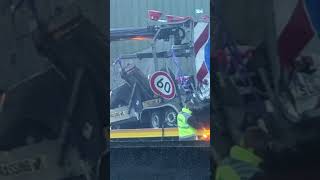 Lkw kracht gegen Baustellen-Absperrung: Zwei Verletzte bei Crash auf A5 #shorts | SH News German