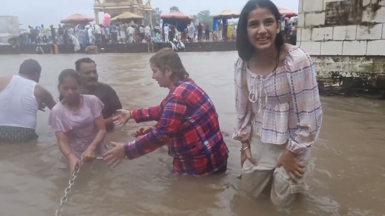 बहुत कम लोग अपने जीवन काल मे गंगा स्नान कर ते है सो हम ने भी कर लिया 🤗 जय गंगा मईया की 🤗