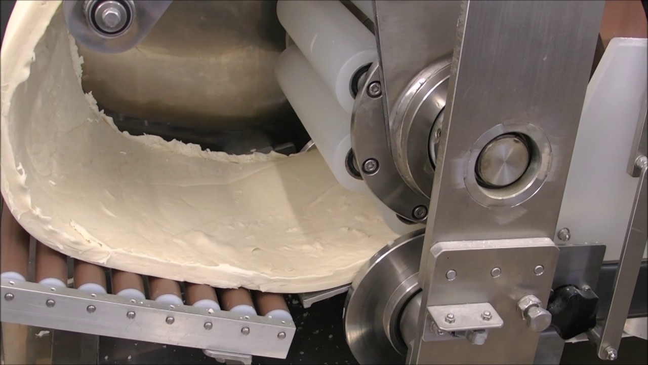 自動餃子成形機(AUTOMATIC GYOZA FORMING MACHINE)＋自動麺帯流出機