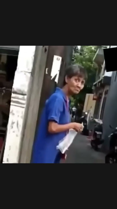 orang gila teriak teriak karna di ganggui orang