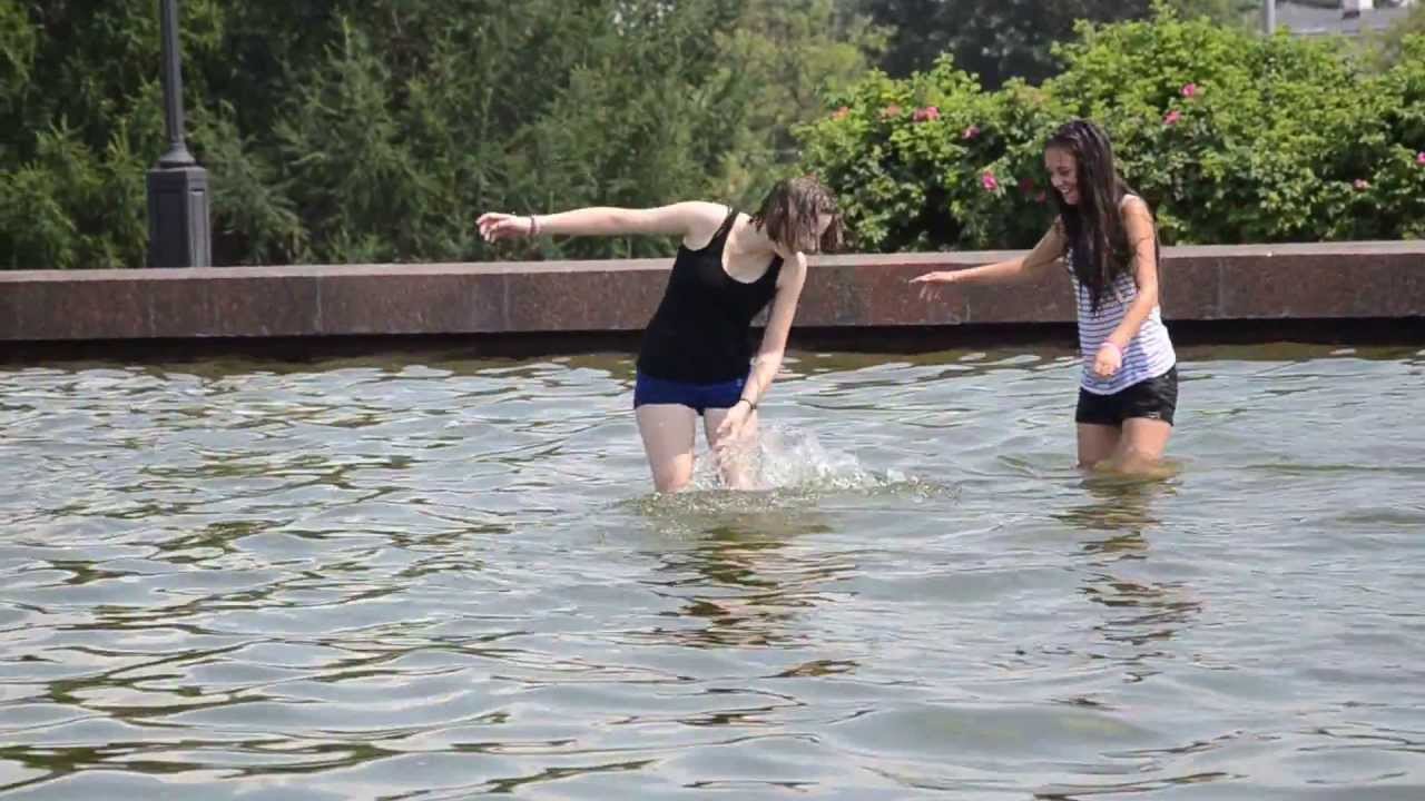 Girls in the fountain 