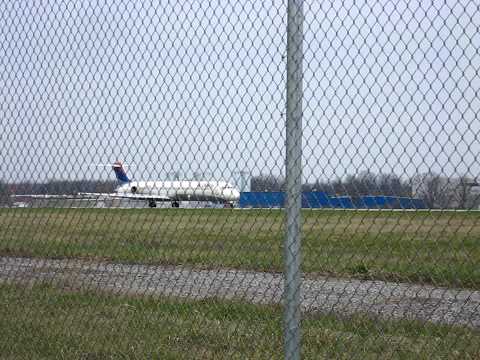 MD-80 Landing @ Port Columbus Int'l Airport (Reverse Thrust Engaged, The Sound of Sheer Power