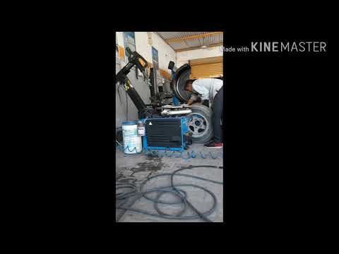 वीडियो: लॉन घास काटने की मशीन की सवारी करने वाले शिल्पकार से आप टायर कैसे निकालते हैं?