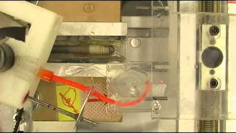 Steerable cochlear implant electrode