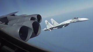 애프터 버너 난기류로 미 B-52 폭격기를 위협하는 러 Su-27 전투기,  B-52 폭격기 측면과 정면에서 근접 위협 비행을 하는 러시아 Su-27 플랭커 전투기