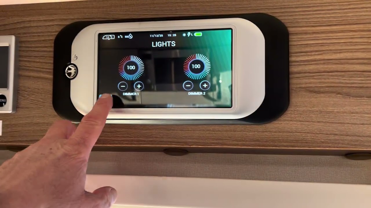 В магазине North Western Caravans продается кемпер Swift Challenger 580 с фиксированной кроватью ...