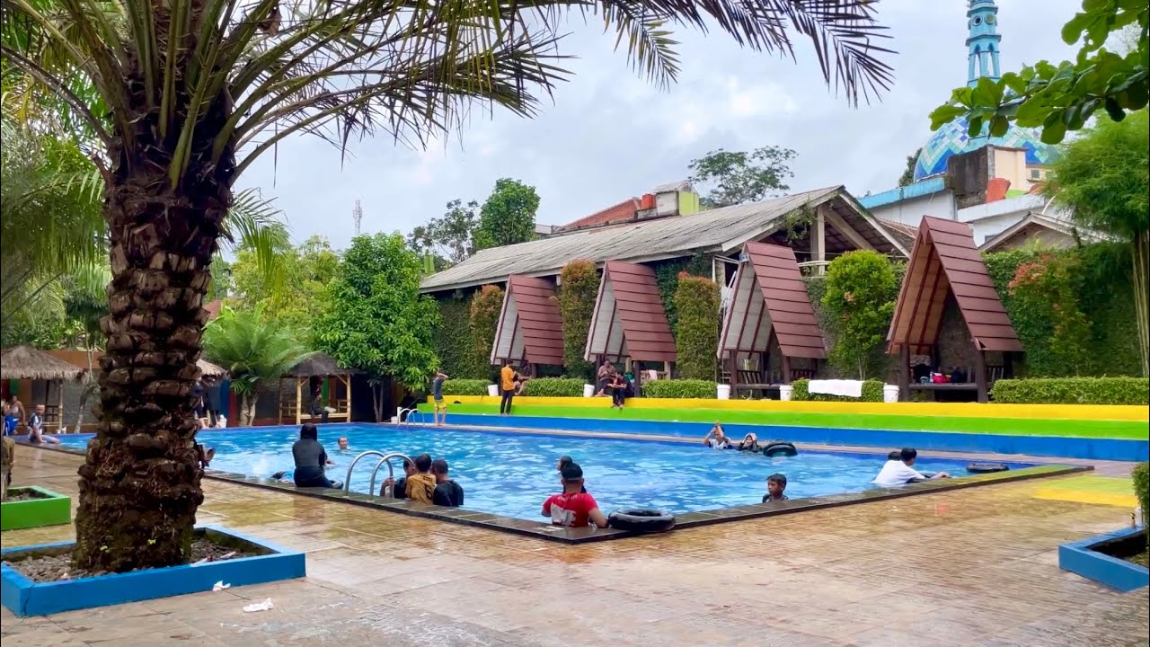 LIBURAN AKHIR TAHUN DI KOLAM RENANG THE QUEEN PAGELARAN CIANJUR SELATAN,BERSAMA KELUARGA.