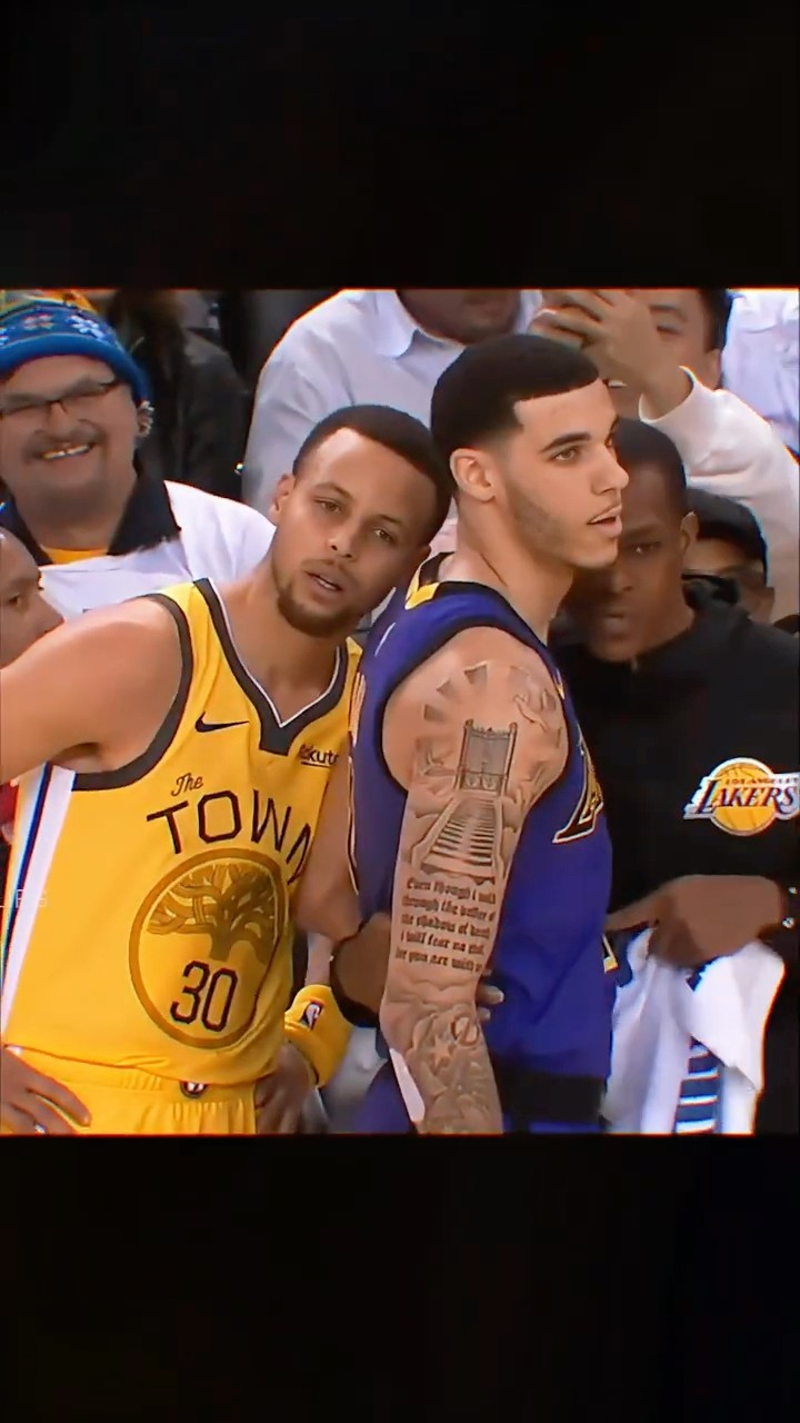NBA Players sneaking into the huddle ?