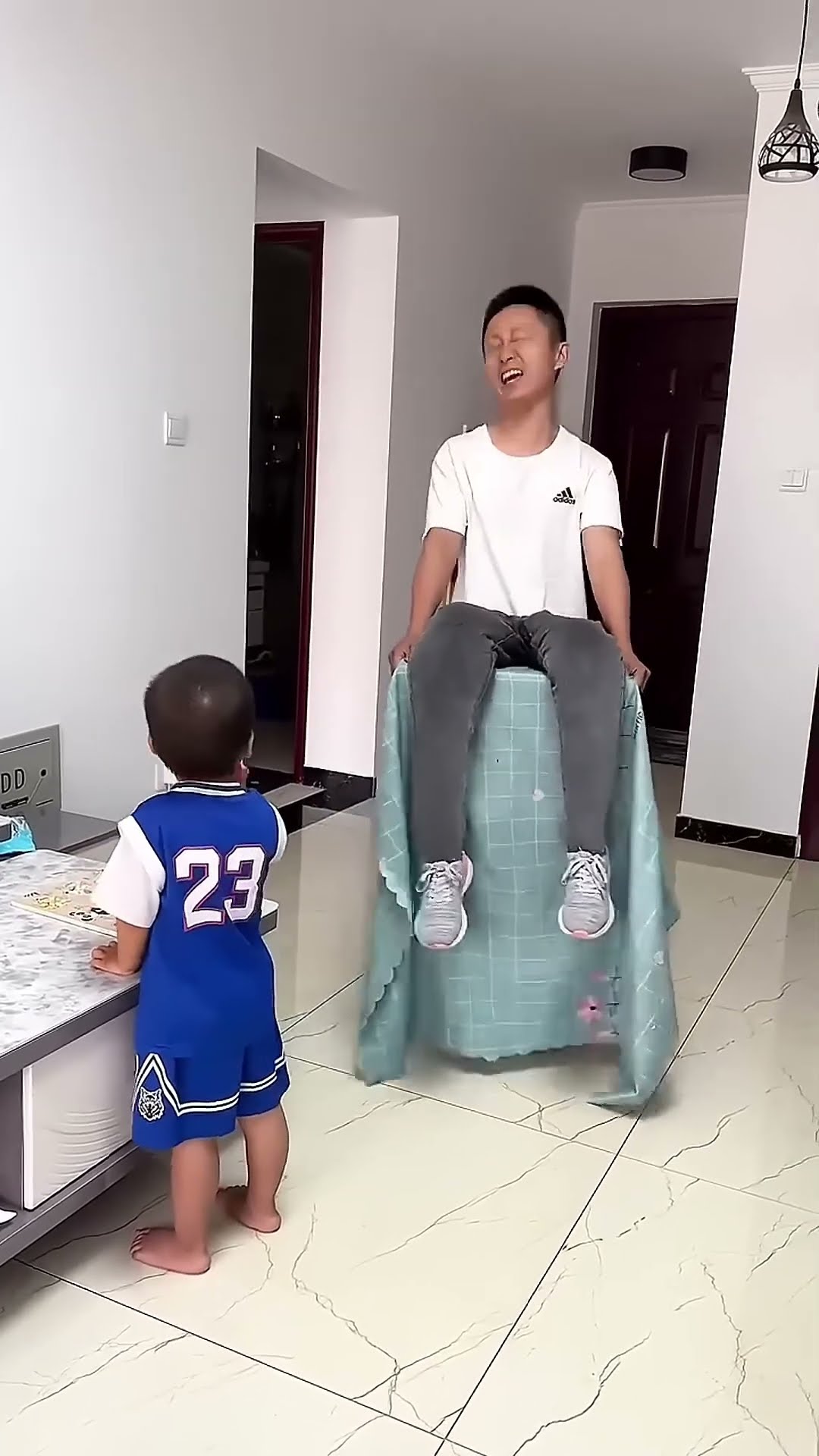 给儿子表演个才艺，太搞笑了！#Cute baby#Cute#呆萌小米宝#聪明宝宝#萌娃#整蛊#测试