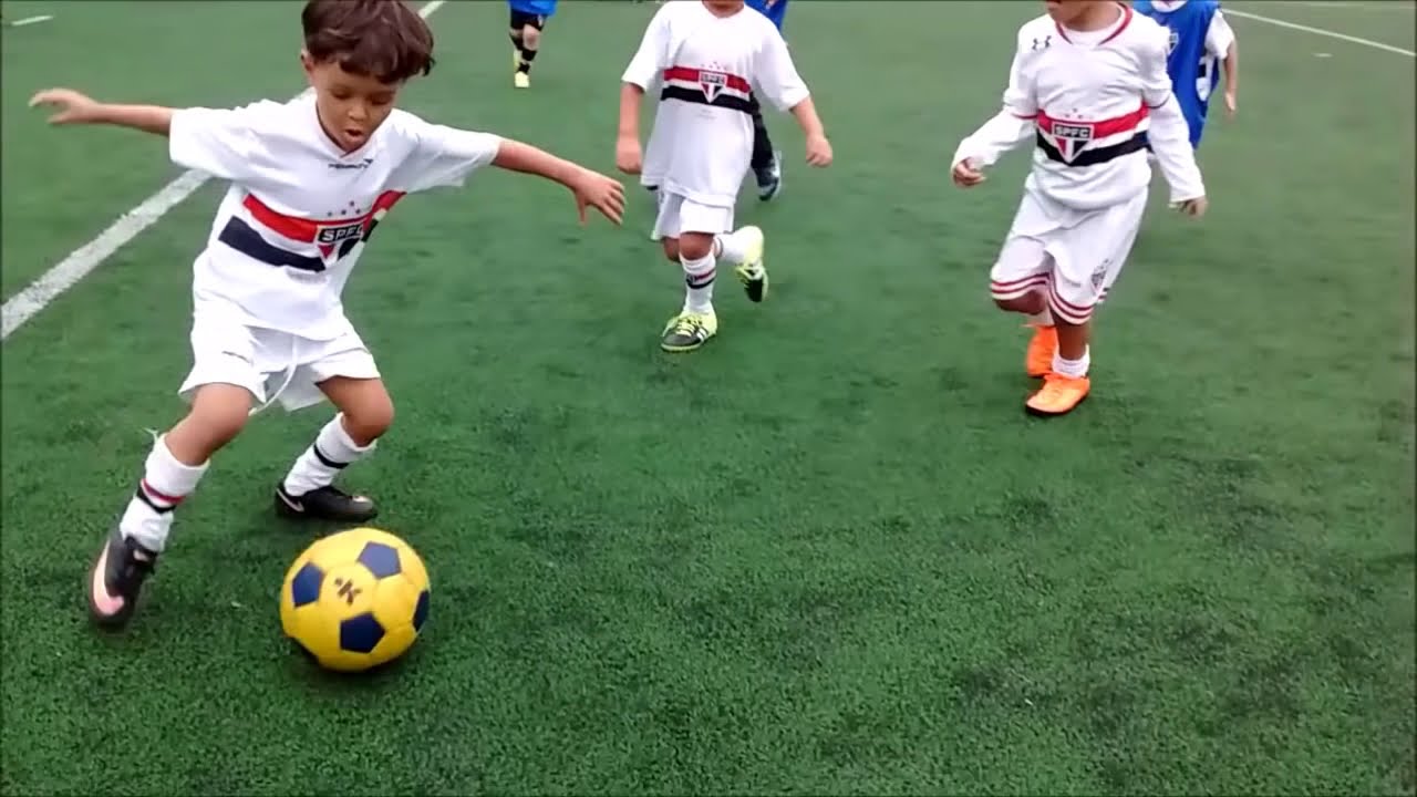 Três menino jogando futebol, criança futebol Cartoon Sport, jogar