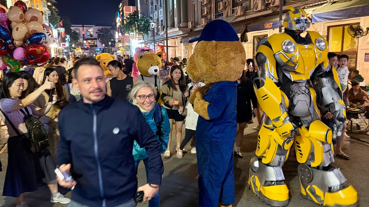 Phố đi bộ Huế tối nay – robot xuất hiện khiến ai cũng dừng lại