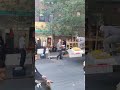 纽约八大道 警察 没收 街边水果档 纽约八大道 警察 没收 街边水果档