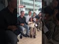 Motetopp sjokkerer - angriper demonstrant