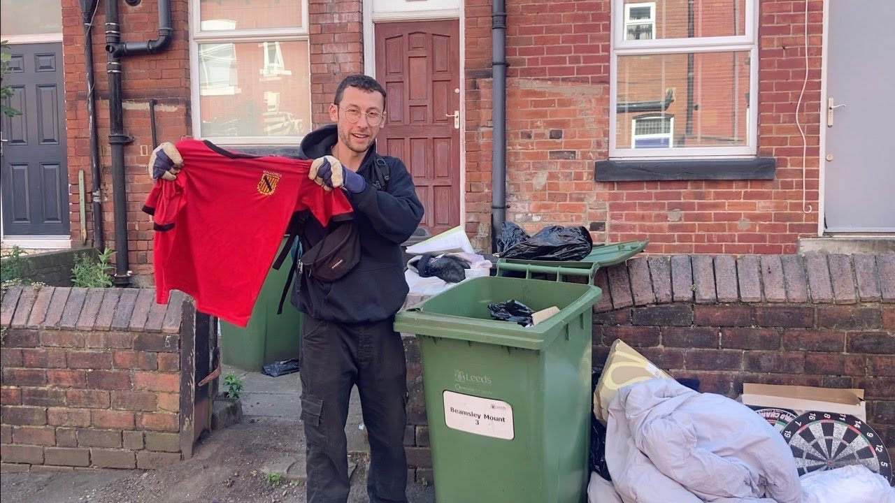 Dumpster Diving in Leeds #2 (LS6mas aka Hyde Park Christmas Shopping)