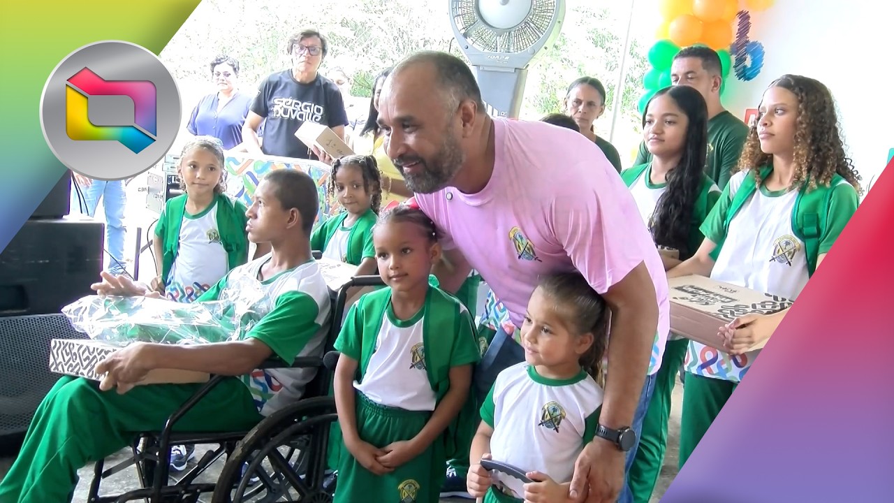 PREFEITO ROBERTO COSTA ENTREGA FARDAMENTO E MATERIAL DIDÁTICO A ALUNOS DE CENTRO DO CIRILO E CANARAN