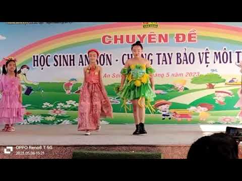 Học sinh lớp 1A1- trường Tiểu học An Sơn tham gia trình diễn trang phục làm từ các nguyên vật liệu tái chế trong chuyên đề Học sinh An Sơn - Chung tay bảo vệ môi trường năm học 2022-2023