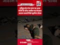 हरिद्वार के गंगा घाट पर आम लोगों के बीच जमीन पर लेटकर आराम करते दिखे सुनील ग्रोवर #SunilGrover
