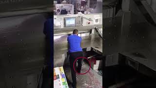 Меры безопасности, которые спасают жизнь в станках для резки бумаги 📑 ⚙️ 😲 #факты