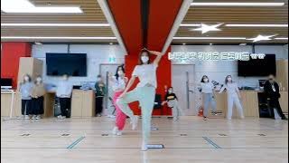 Mina and Tzuyu during 1,3,2 rehearsal