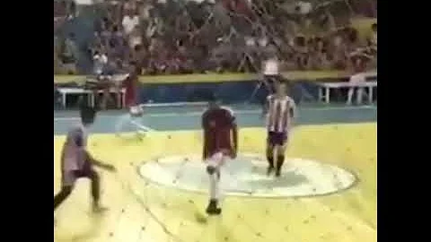 O que ocorre com o jogador que comete 2 faltas Antiesportivas *?
