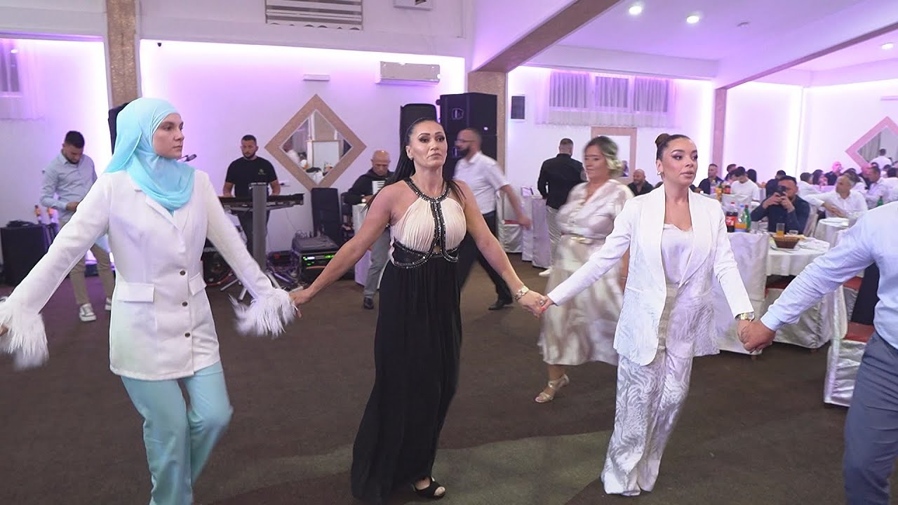 Rozajci igraju uzicko kolo