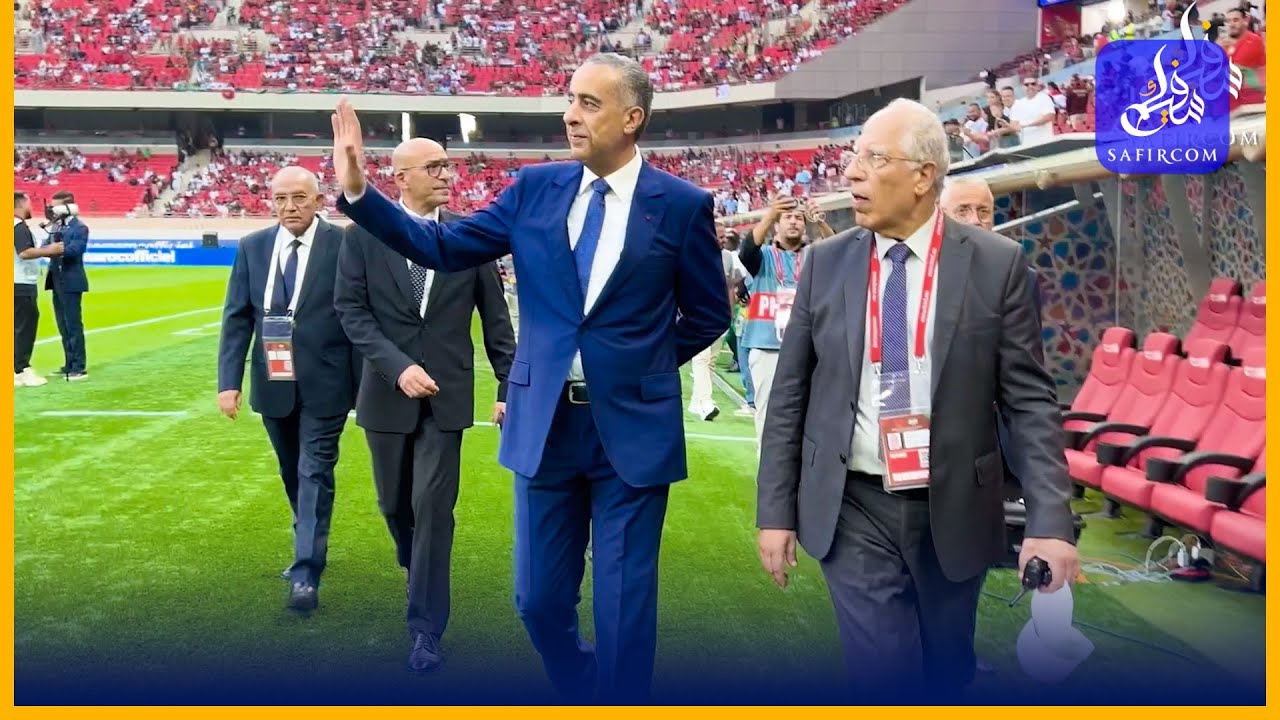 قبل مباراة المغرب ضد النيجر..حموشي يصافح بادو الزاكي على أرضية ملعب مولاي عبد الله ويحيّي الجماهير