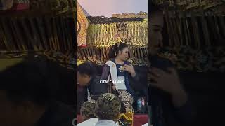 Moment Niken Salindry Bagikan Aqua Ke Sinden Lain nikensalindri wayangkulit nikensalindry