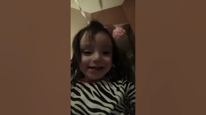 1 yr old sings Blake Shelton We Don't Have To Be..