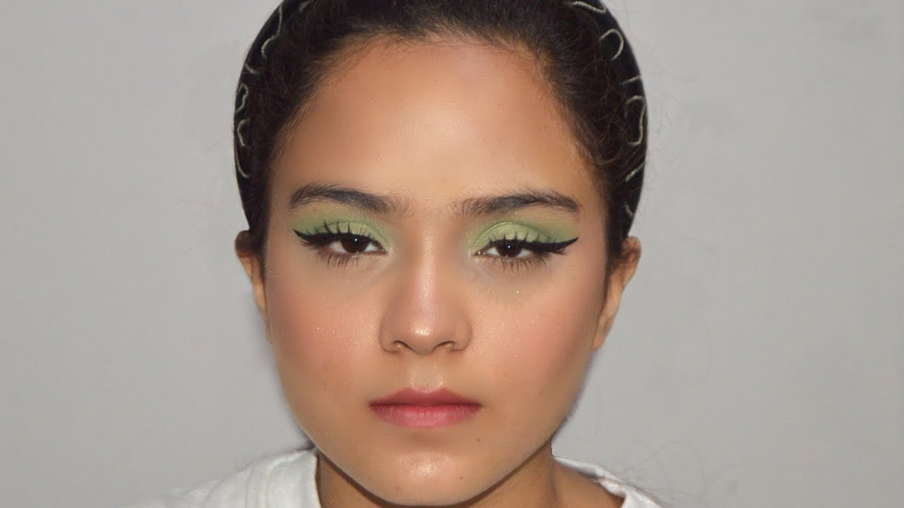 Soft Look With Light Green Eye Shadow | Yellow Light