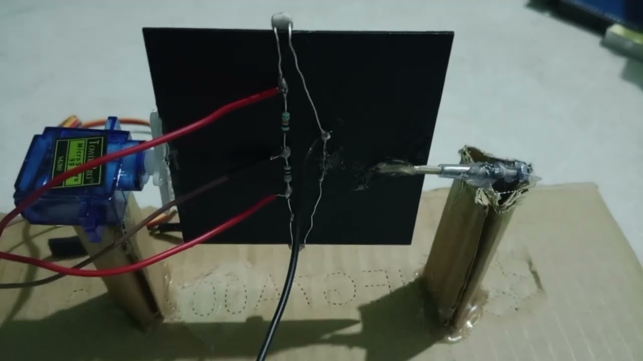 Automatic solar tracking device 