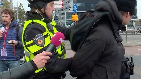 Anti-pieten niet welkom in Rotterdam en verslaggever bijna aangereden!?