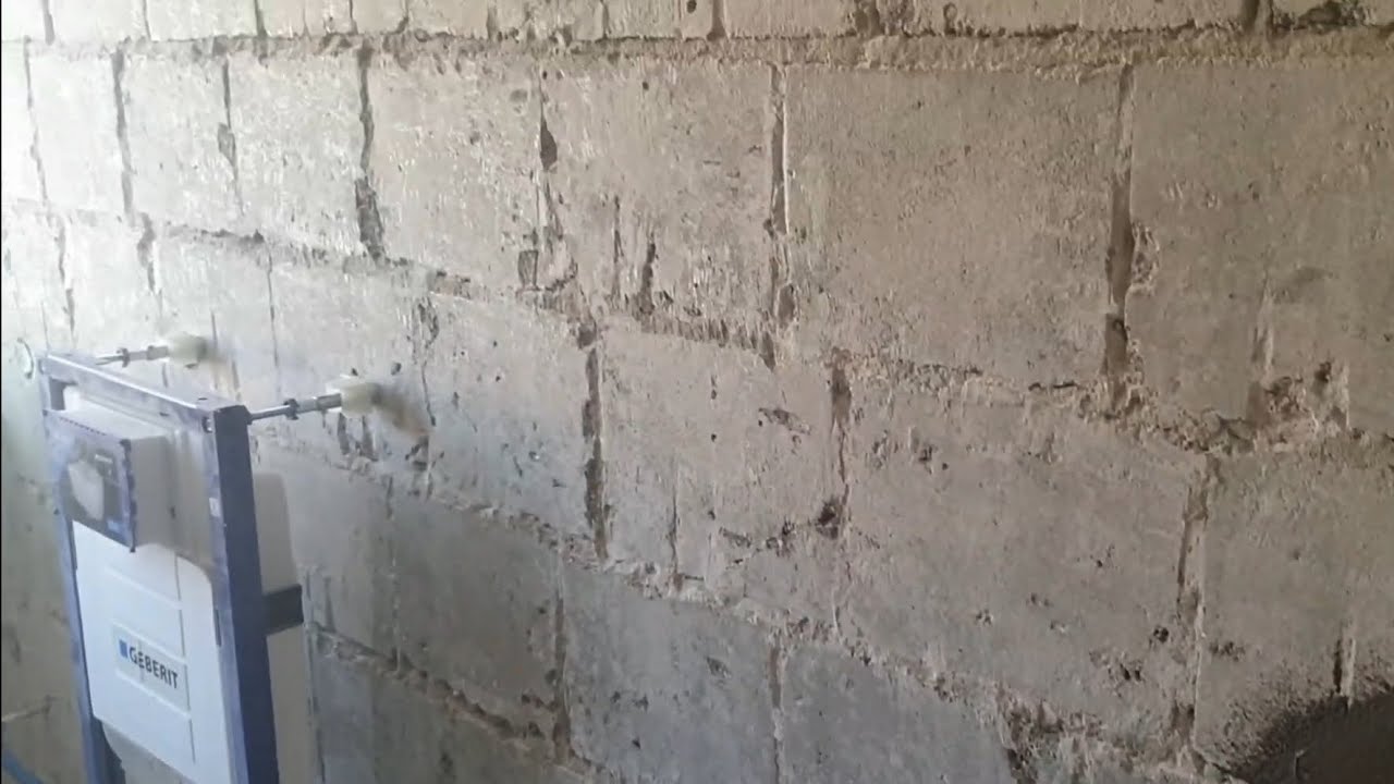 AFGEHAKTE MUUR STUKADOREN MET KNAUF CEMENT STUC AANBRENGEN OF OMNICOL 