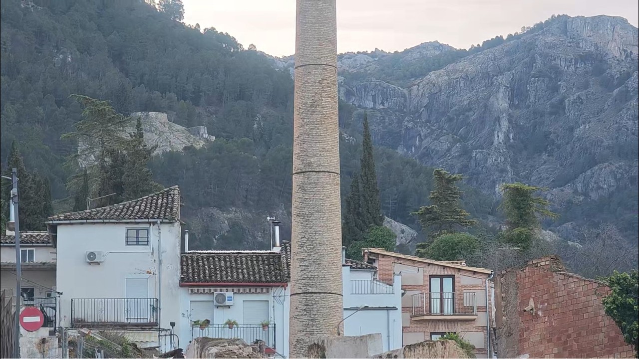 #Cazorla | ⚠️Autorizan demoler la chimenea de Santa Emilia para volver a casa 🏠| 180226_