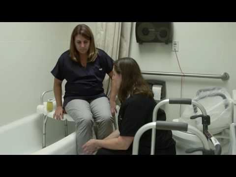 Video: 4 manieren om te douchen na een heupvervangende operatie