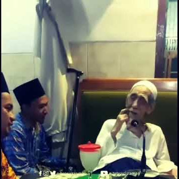 Mbah moun(KH. Maimun Zubair) menyanyikan lagu Pancasila (status wa)