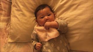 大きな枕で横になる赤ちゃん【赤ちゃん動画】