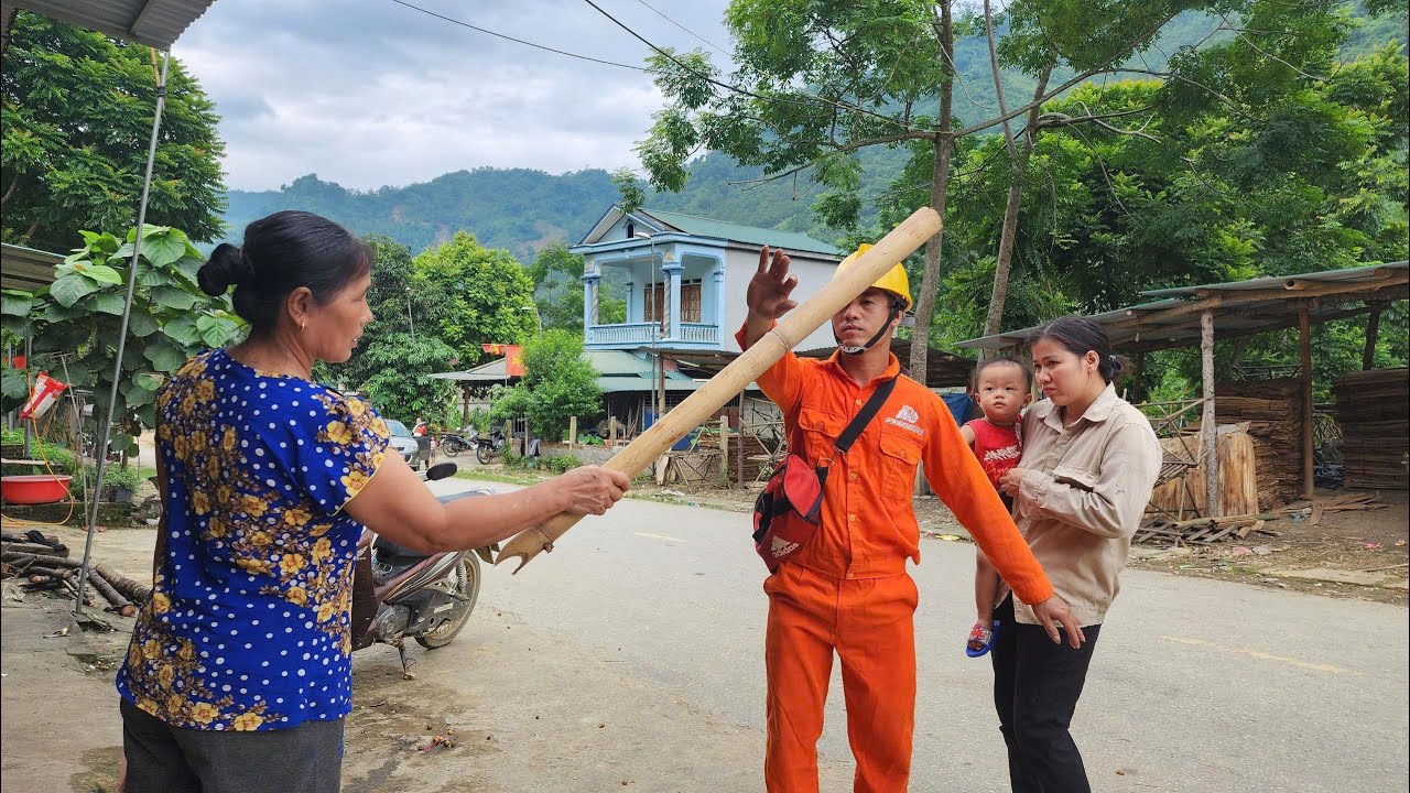 Мать-одиночку внезапно ограбили, и ей, к счастью, помог инженер-электрик.