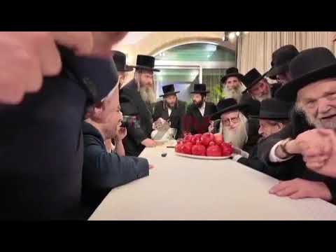 Sanz Rebbe Asks Rav Dov Landau For A pomegranate At the Keren Hatorah Dinner