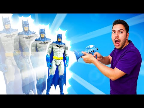 Peleas de superhéroes en el taller de coches. Videos de juguetes Batman