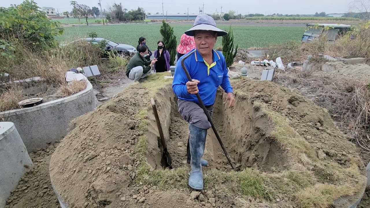 傳統土葬撿骨儀式［不喜勿入］。
