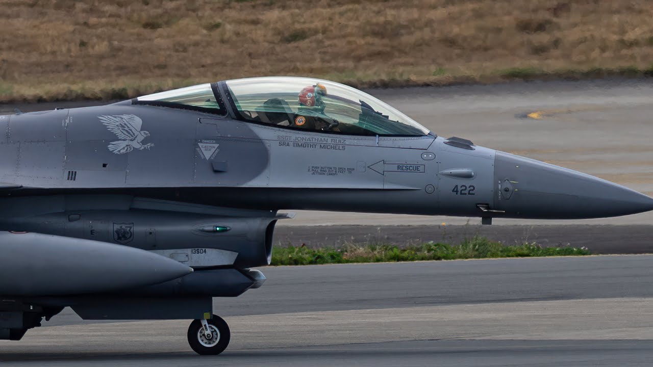2020.11.3 三沢基地 F-16 カラーのヘルメットを被ったパイロット