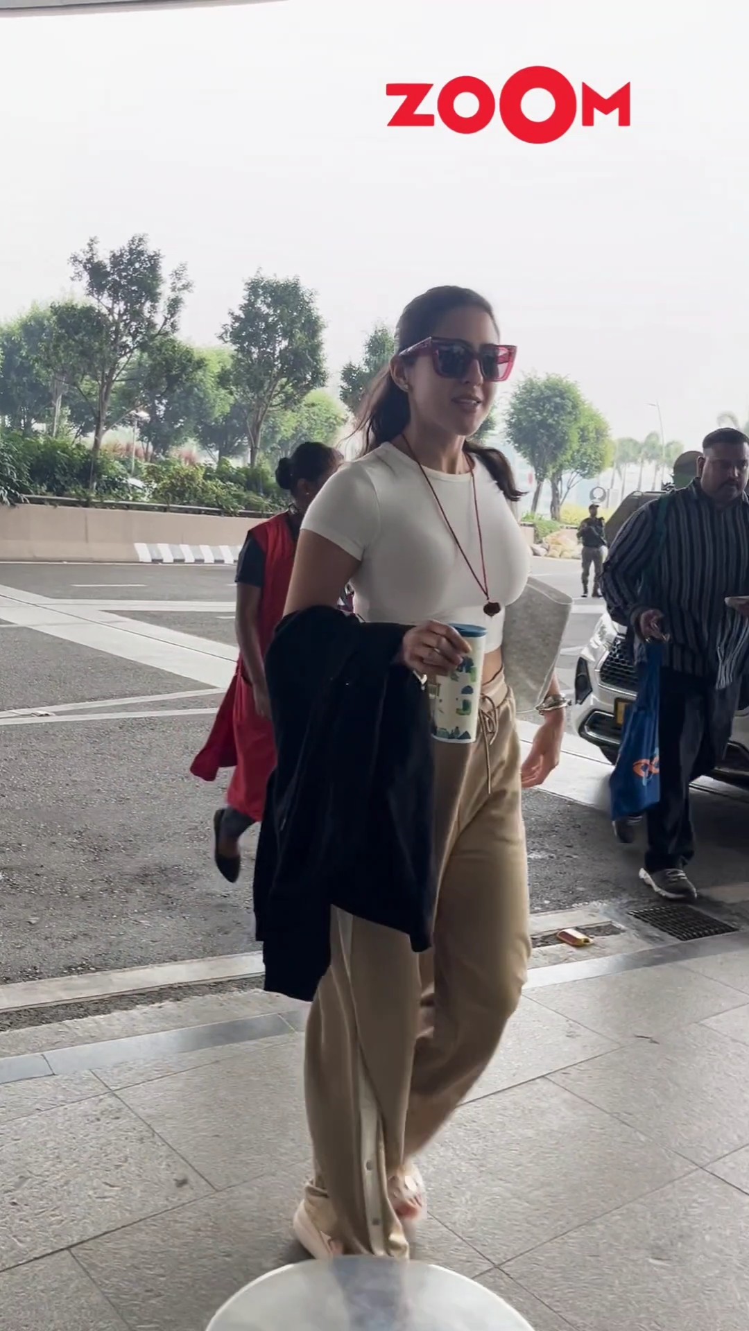 Sara Ali Khan POSES in a hurry as spotted at the airport ? #saraalikhan #shorts