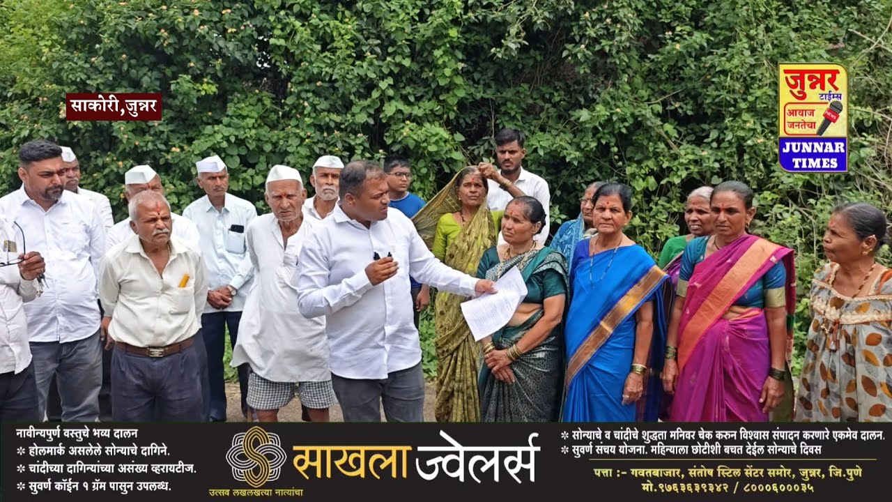 साकोरीत एकाने रस्त्यात पत्रा शेड बांधून चार पिढ्यांचा रस्ता अडवला.शेतीही पडीत ठेवायची नामुष्की.