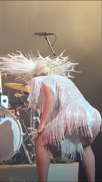 Lady Gaga: “I’ll keep taking my clothes off if you stand up”