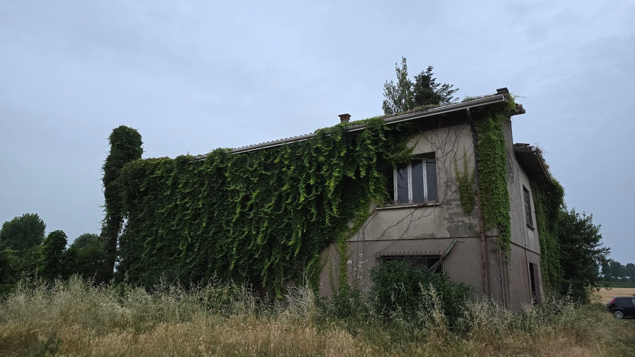 Entriamo in una casa di campagna abbandonata.