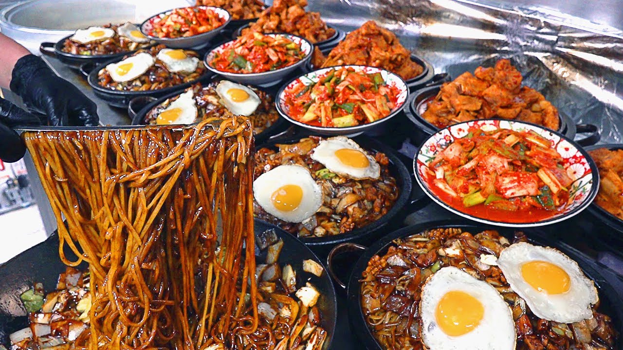 10 000 мисок продано ежемесячно?! Удивительная лапша из черной фасоли на каменной тарелке