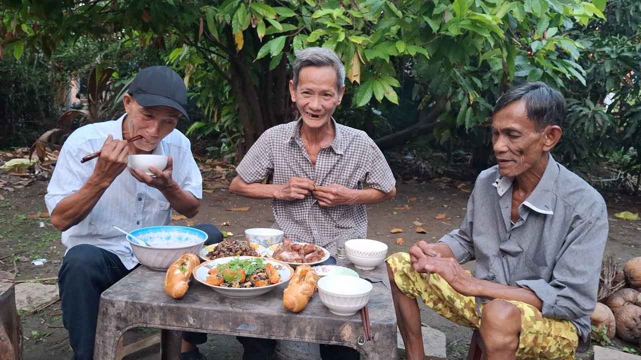 Mồi món không ngon, nhưng tình nghĩa vẫn đông đầy.